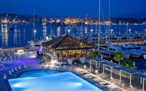 Bed And Boat Holiday Botel